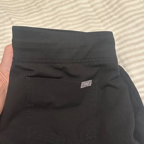 2 PIECE SET Figs Black Short Sleeve V-Neck Tee and Jogger - Picture 6 of 8